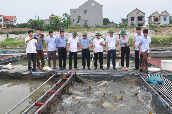Giám đốc Sở NN-PTNT Bắc Ninh Đặng Trần Trung (thứ 4 phải sang) cùng lãnh đạo huyện Quế Võ thăm mô hình nuôi cá lồng trên sông Đuống. Ảnh: TSBN.