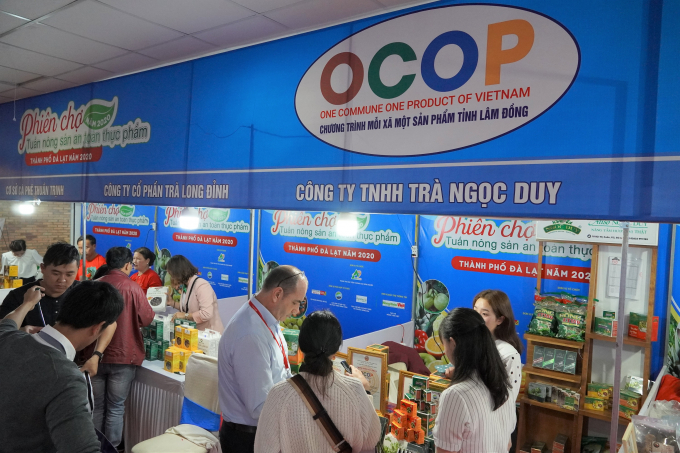 Phiên chợ nông sản an toàn Đà Lạt, Lâm Đồng 2020 thu hút rất nhiều sản phẩm OCOP từ các địa phương. Ảnh: CR.