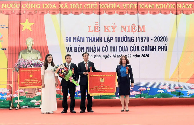 Phó Chủ tịch Công đoàn NN-PTNT Việt Nam Ngô Thị Anh Tuyên trao Cờ thi đua của Công đoàn Ngành cho Trường Cao đẳng Cơ giới Ninh Bình. Ảnh: Nguyên Huân.