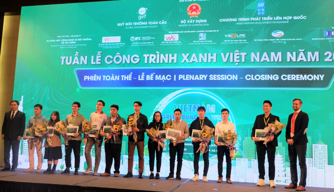 Ông Lê Quang Hùng, Thứ trưởng Bộ Xây dựng và ông Kia Fariborz, Giám đốc Chương trình SIPA và PEEB Hợp phần Việt Nam và các sinh viên đoạt giải Kiến trúc Xanh sinh viên 2020. Ảnh: Hồng Xiêm.