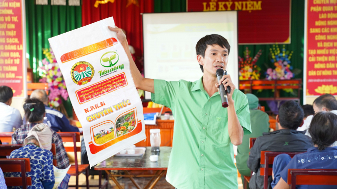 Cán bộ Trung tâm Chăm sóc phục vụ Nông dân Việt Nam tận tình chia sẻ, giải đáp, hỗ trợ bà con nông dân về nông nghiệp, phân bón, đặc biệt là sản phẩm Vì Nông dân Việt. Ảnh: Tiến Nông.