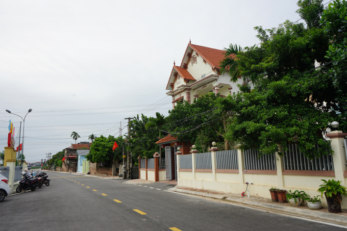 Con đường liên thôn Tầm Tang dài 2km được trải nhựa mặt đường rộng 7.5m. Ảnh: Hoàng Dân.