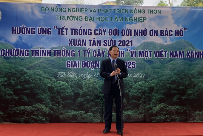 Bộ trưởng Bộ NN-PTNT Nguyễn Xuân Cường đánh giá cao ý nghĩa, lợi ích kép việc phát động trồng 1 tỷ cây xanh tại Đại học Lâm nghiệp. Ảnh: Nguyên Huân.