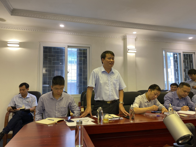 Ông Vũ Văn Bằng (đứng), Tổng Giám đốc Công ty Cổ phần DAP Vinachem cam kết sản xuất hết công suất và ưu tiên tối đa sản phẩm DAP Đình Vũ cho thị trường nội địa. Ảnh: Nguyên Huân.
