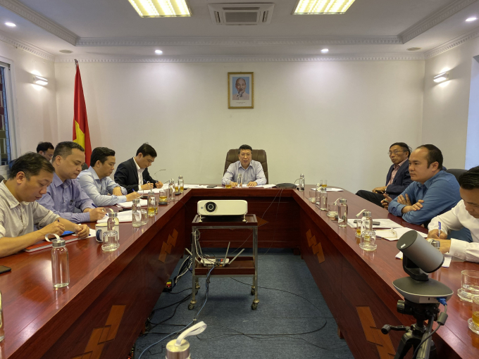 Cục trưởng Cục Bảo vệ thực vật Hoàng Trung chủ trì buổi làm việc với Hiệp hội Phân bón Việt Nam cùng các doanh nghiệp sản xuất DAP trong nước sáng 13/3. Ảnh: Nguyên Huân.
