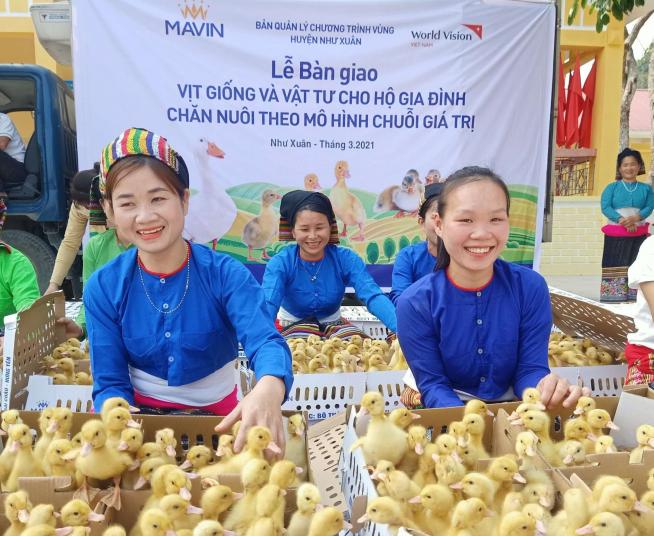 Bà con nông dân tại Như Xuân, Thanh Hóa tiếp nhận 12.000 con vịt do Mavin trao tặng. Ảnh: Mavin.