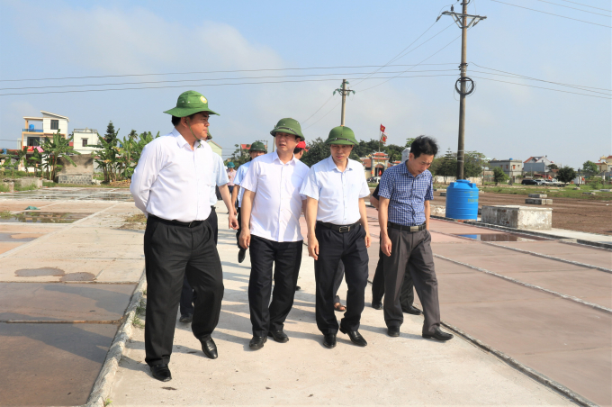 Thứ trưởng Bộ NN-PTNT Trần Thanh Nam hy vọng Thụy Hải sẽ trở thành vùng sản xuất muối gắn liền với du lịch tâm linh đầu tiên tại Việt Nam. Ảnh: Phạm Hiếu.