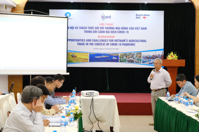 Các đại biểu chia sẻ cơ hội và thách thức với xuất khẩu nông sản Việt Nam trong bối cảnh dịch Covid-19. Ảnh: Ngọc Huyền.