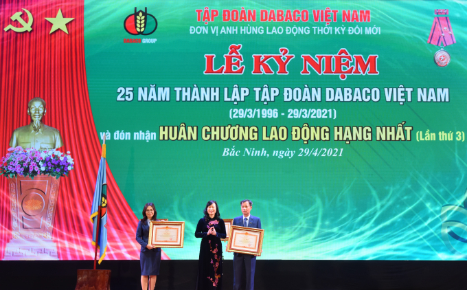 Bí thư tỉnh ủy Bắc Ninh Đào Hồng Lan trao Bằng khen của Thủ tướng Chính phủ cho các cá nhân xuất sắc Tập đoàn Dabaco Việt Nam. Ảnh: Hữu Thọ.