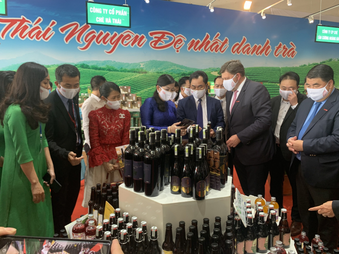Lãnh đạo tỉnh Thái Nguyên và Central Retail thăm quan khu trưng bày các sản phẩm OCOP tại siêu thị Go! Thái Nguyên. Ảnh: Ngọc Huyền.