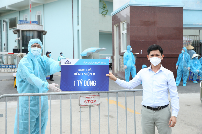 Đại diện Tập đoàn Hòa Phát trao 1 tỷ đồng tiền mặt tới Bệnh viện K cơ sở 3 (Tân Triều). Ảnh: HPG.