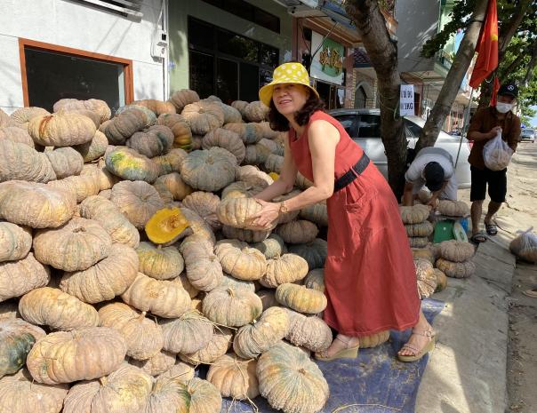 Một điểm 'giải cứu' bí ngô tại xã Hòa Hội trên đường Lê Duẩn, TP. Tuy Hòa, tỉnh Phú Yên. Ảnh: MHN.