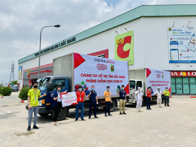 Ban giám đốc siêu thị GO! đã phối hợp cùng Ủy ban Mặt trận Tổ quốc Việt Nam tại các địa phương, trao tặng các hàng hóa thiết yếu cho tỉnh Bắc Giang, Vĩnh Phúc. Ảnh: CR.