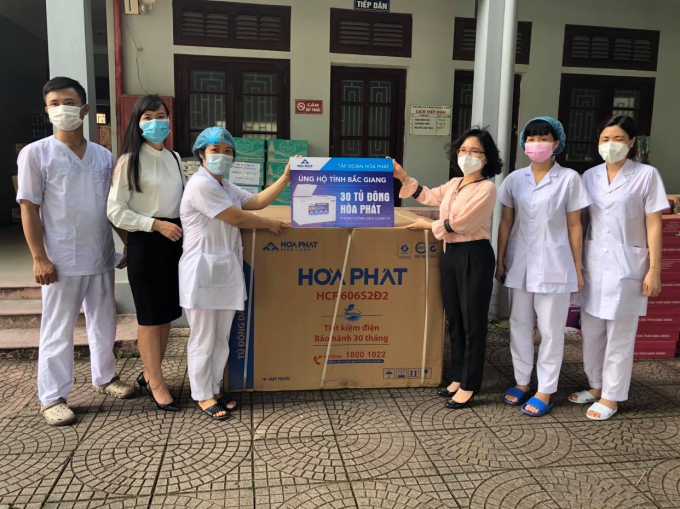 Tập đoàn Hòa Phát đã trao 3 tỷ đồng tiền mặt và 30 tủ đông ủng hộ tỉnh Bắc Giang phòng chống dịch Covid 19. Ảnh: HPG.