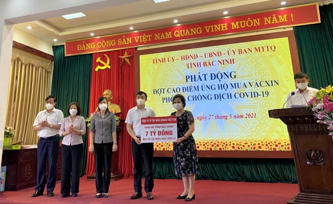 Đại diện lãnh đạo Tập đoàn Dabaco Việt Nam trao tặng Ủy ban Mặt trận Tổ quốc tỉnh Bắc Ninh 7 tỷ đồng kinh phí mua vacxin Covid-19 hưởng ứng lời kêu gọi của Chính phủ. Ảnh: Hữu Thọ.