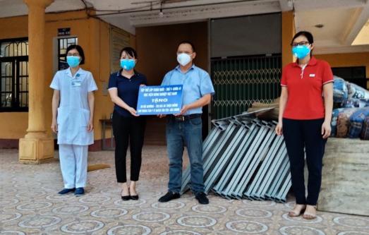 Tập thể Khoa chăn nuôi, thú y khóa 41, Học viện Nông nghiệp Việt Nam trao 30 giường bệnh cho Trung tâm Y tế huyện Tân Yên, Bắc Giang. Ảnh: VNUA.