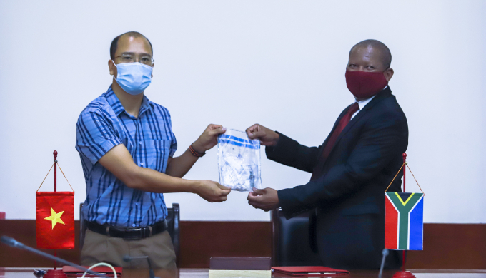 Cơ quan thẩm quyền quản lý CITES Việt Nam bàn giao mẫu vật ADN sừng tế giác cho phía Nam Phi. Ảnh: Vnforest.