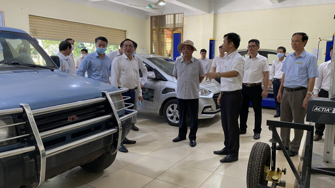 Bộ trưởng Lê Minh Hoan thăm khoa công nghệ ô tô Trường Cao đẳng Việt Xô. Ảnh: Nguyên Huân.