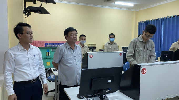 Bộ trưởng Lê Minh Hoan thăm Phòng học Mô phỏng hóa, Khoa Điện - Điện lạnh, Trường Cao đẳng Cơ giới Ninh Bình. ảnh: Nguyên Huân.