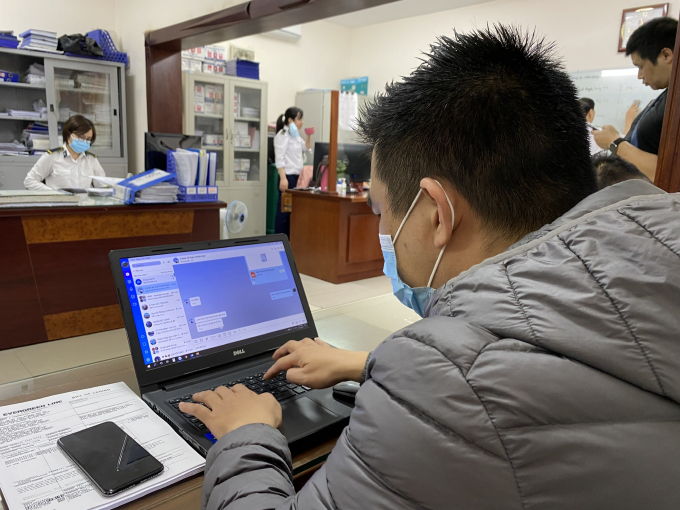 People and businesses declare import and export documents on the electronic porta the Ministry of Agriculture and Rural Development. Photo: Nguyen Huan.