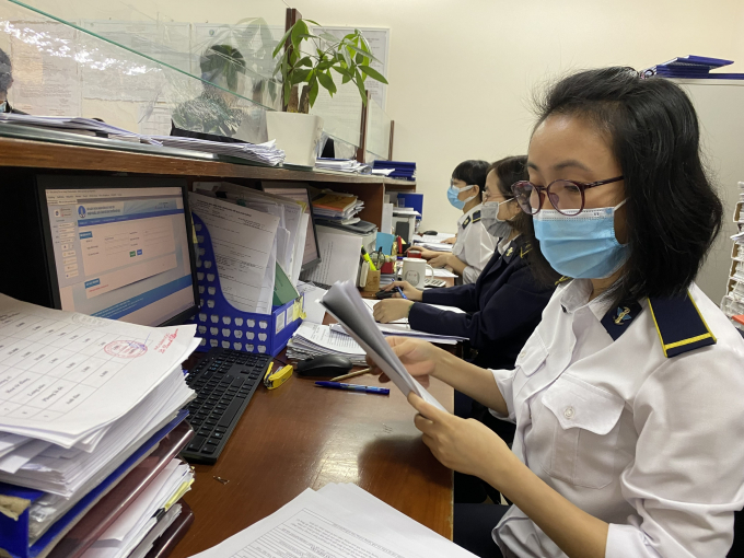 Officers of the Single Window unit, Plant Quarantine Sub-department of Region I (Plant Protection Department - Ministry of Agriculture and Rural Development) process documents for people and businesses. Photo: Nguyen Huan.