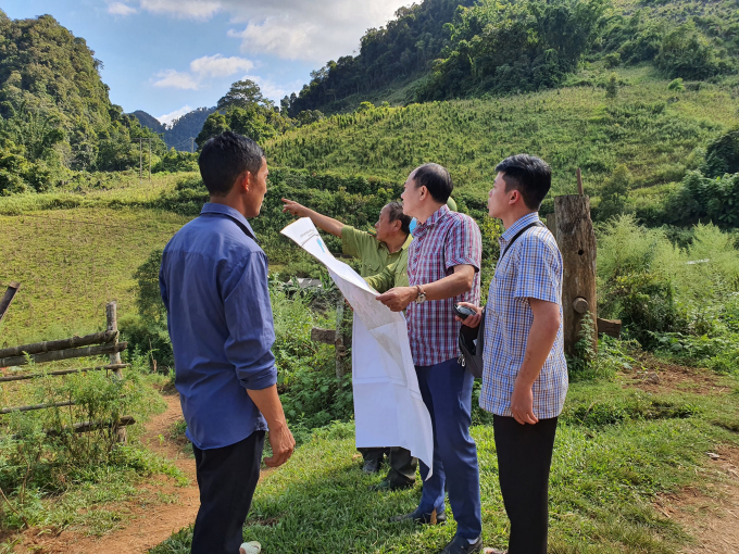 An officer of Dien Bien Provincial Forest Protection and Development Fund checked and verified the changes in the forest area in the first 6 months of the year to serve as a basis for an advance payment in 2021. Photo: Hong Ngoc.