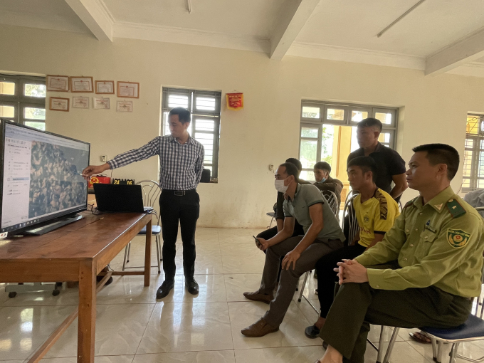 Quỹ Quỹ Bảo vệ và Phát triển rừng tỉnh Điện Biên dùng bản đồ xác định các điểm rừng biến động cùng chủ rừng. Ảnh: Hồng Ngọc.