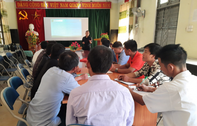 Cán bộ Quỹ Bảo vệ và Phát triển rừng tỉnh Điện Biên tuyên truyền luật Lâm nghiệp cho các chủ rừng.
