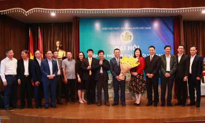 Leaders of the Department of Livestock Production (Ministry of Agriculture and Rural Development) congratulated the Executive Board of the sixth term Vietnam Animal Feed Association (2021 - 2026) as well as the newly elected Chairman Mr. Nguyen Nhu So. Photo: Huu Tho.