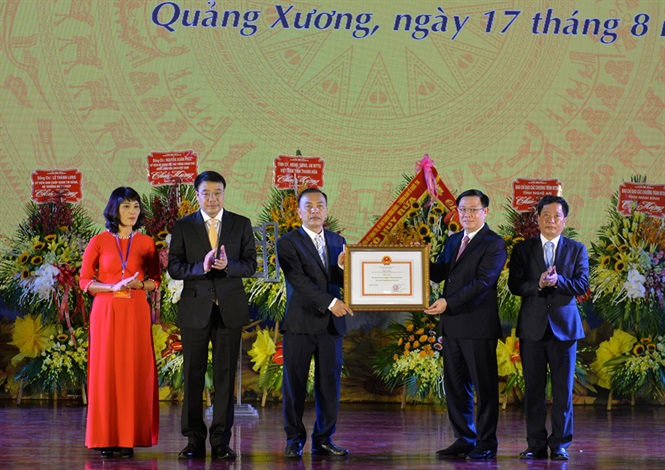 Phó Thủ tướng Vương Đình Huệ trao Bằng đạt chuẩn NTM cho huyện Quảng Xương năm 2019. Ảnh: TH