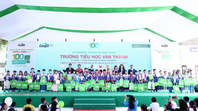 Đại diện Cargill trao tặng quà cho học sinh nhân dịp khánh thành ngôi trường thứ 100 tại Việt Nam. Ảnh: Thanh Hà