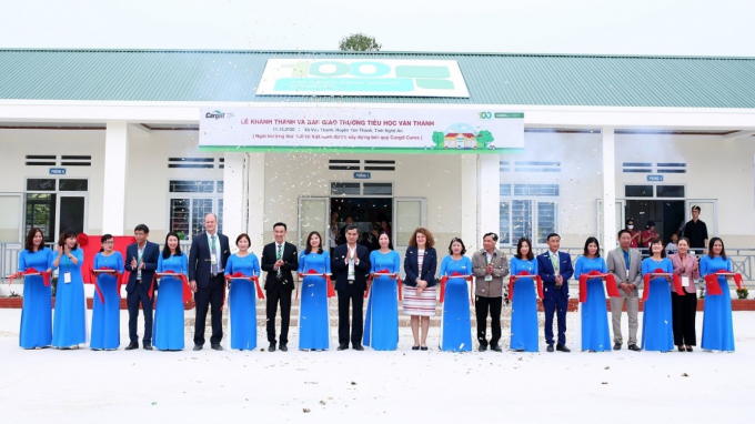 Cắt băng khánh thành ngôi trường thứ 100 do Cargill tài trợ và được xây dựng ở xã Văn Thành, huyện Yên Thành, tỉnh Nghệ An. Ảnh: Thanh Hà