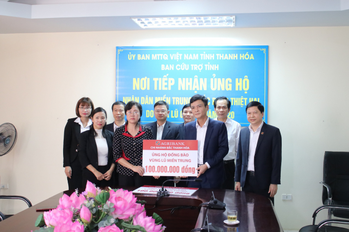 Ông Nguyễn Thái Triệu, Giám đốc Agribank Bắc Thanh Hóa trao tiền ủng hộ đồng bào miền Trung vùng lũ lụt. Ảnh: Agribank
