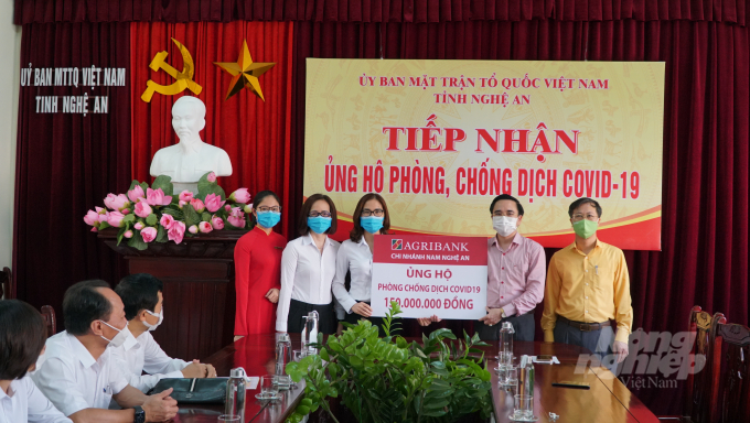 Đến thời điểm này, Agribank Nam Nghệ An đã ủng hộ cho công tác phòng chống dịch bệnh Covid-19 tại tỉnh Nghệ An số tiền 1 tỷ đồng. Ảnh: Thiện Nhân