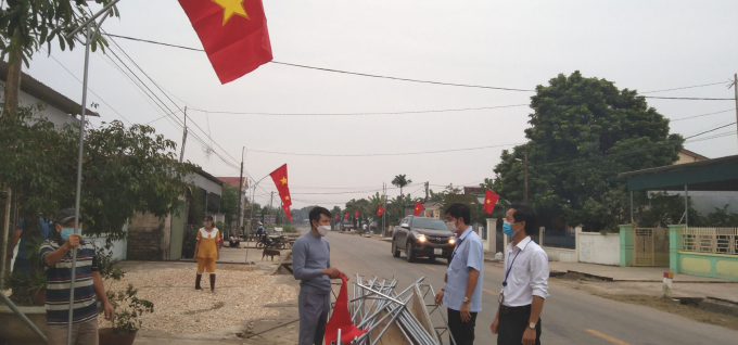 Phó Bí thư Đảng ủy và Chủ tịch xã Nghĩa Khánh động viên các xóm làm Cột cờ toàn dân. Ảnh: Hồ Quang