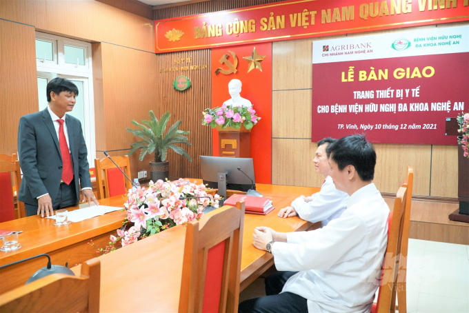 Ông Trương Quốc Bảo, Bí thư Đảng ủy, Giám đốc Agribank Chi nhánh Nam Nghệ An phát biểu tại lễ bàn giao gói trang thiết bị y tế. Ảnh: Hoài Thu