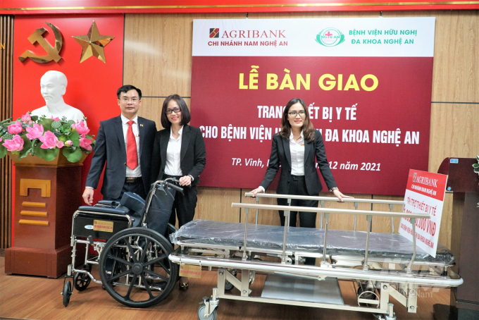 Gói trang thiết bị y tế này gồm 10 xe lăn và 35 cáng cứu thương do Agribank Chi nhánh Nam Nghệ An tặng Bệnh viện Hữu nghị đa khoa Nghệ An. Ảnh: Hoài Thu