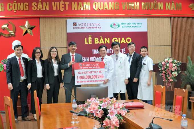 Ông Trương Quốc Bảo, Giám đốc Agribank Nam Nghệ An trao tặng gói thiết bị y tế cho Bệnh viện hữu nghị đa khoa Nghệ An trị giá 1 tỷ đồng. Ảnh: Hoài Thu