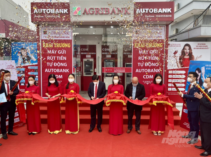 Agribank Nam Thanh Hóa đưa vào hoạt động máy ATM đa chức năng (CDM) tại Hội sở chính, thị trấn Tân Phong, huyện Quảng Xương tháng 12/2021. Ảnh: Thu Hiền