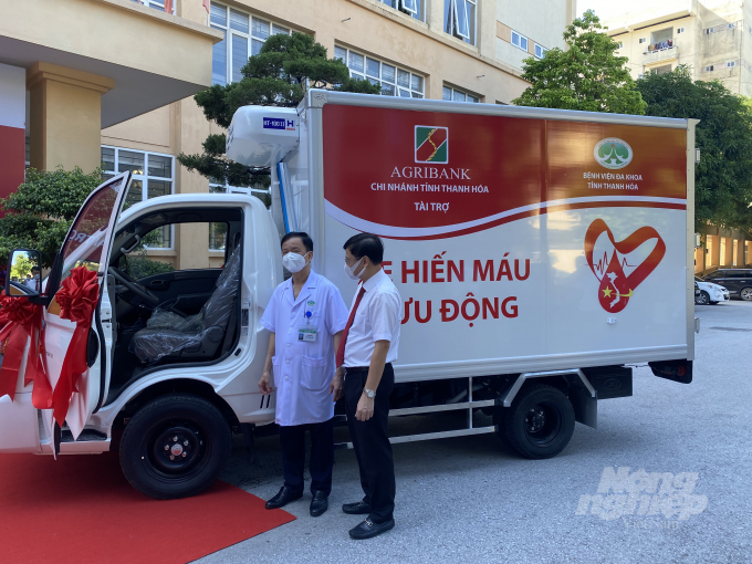 Agribank Thanh Hóa tài trợ xe phục vụ cứu chữa bệnh nhân cho Bệnh viện đa khoa tỉnh Thanh Hóa. Ảnh: Văn Vinh