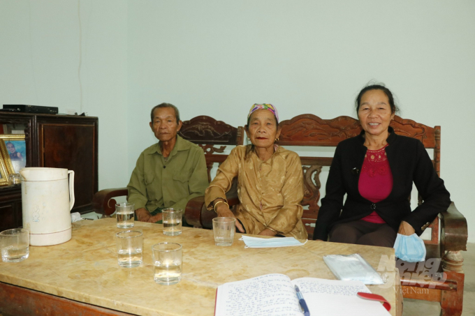 Ông bà Quyết – Chinh (bên trái) và bà Trắt, Bí thư Chi bộ thôn Đồng Cạn trong cuộc trò chuyện với NNVN. Ảnh: Văn Hùng
