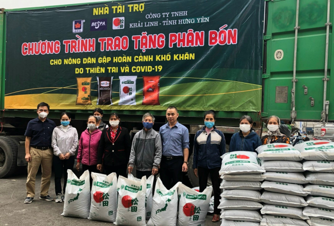 Công ty GFA cùng các nhà tài trợ kết hợp với sở, ban, ngành tỉnh Hưng Yên hỗ trợ bà con nông dân 120 tấn phân bón hữu cơ. Ảnh: Ngọc Huyền.