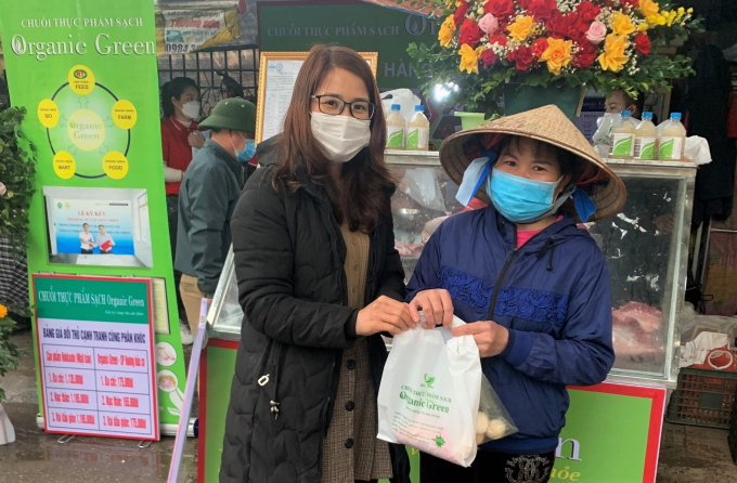 Người tiêu dùng huyện Thường Tín giờ có thể mua thực phẩm sạch tại hệ thống chuỗi của Organic Green ngay tại chợ truyền thống thay vì phải vào siêu thị. Ảnh: Ngọc Huyền