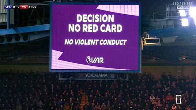 VAR can thiệp và cho rằng đây không phải là một thẻ đỏ. 
