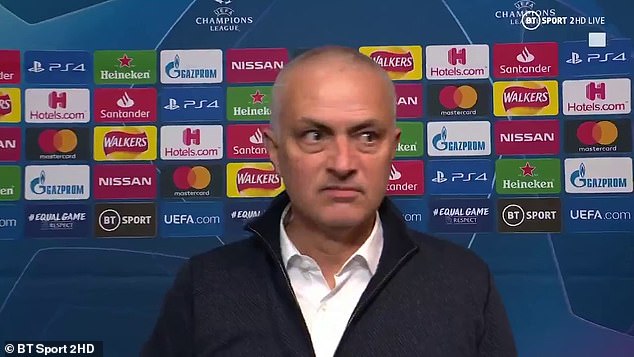 Jose Mourinho căng thẳng sau khi đội bóng của ông thất bại. 
