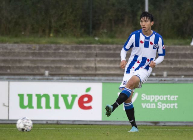 Văn Hậu lần thứ tư liên tiếp đá chính ở đội trẻ Heerenveen. 
