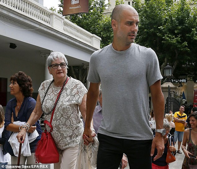 HLV Pep Guardiola đi cùng mẹ. Ảnh: Dailymail.