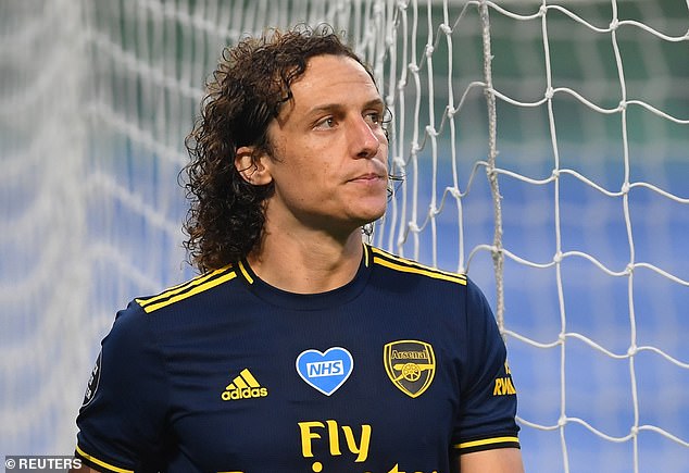 David Luiz là tội đồ của Arsenal. Ảnh: Reuters.