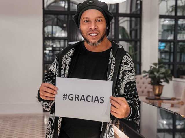 Ronaldinho tiếp tục bị giam giữ. Ảnh: AS.