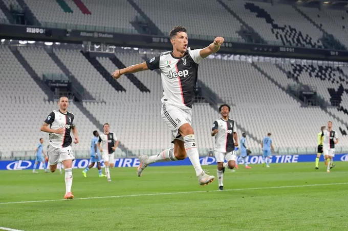 Ronaldo bay cao trong màu áo Juventus. Ảnh: Givemesports.